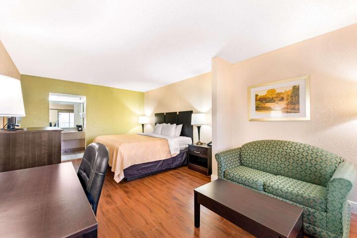 1 Queen Bed (9 of 14)