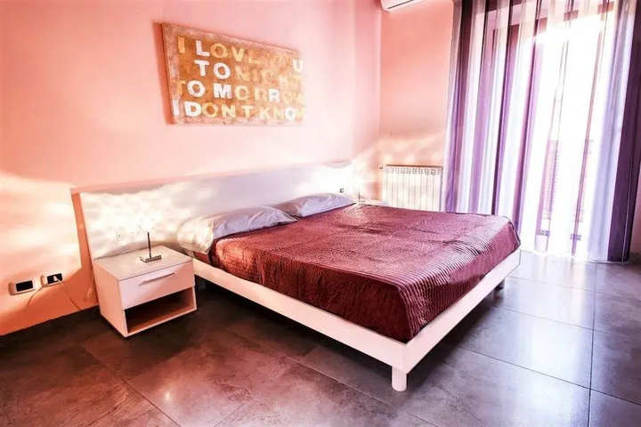 Room 4 of 16