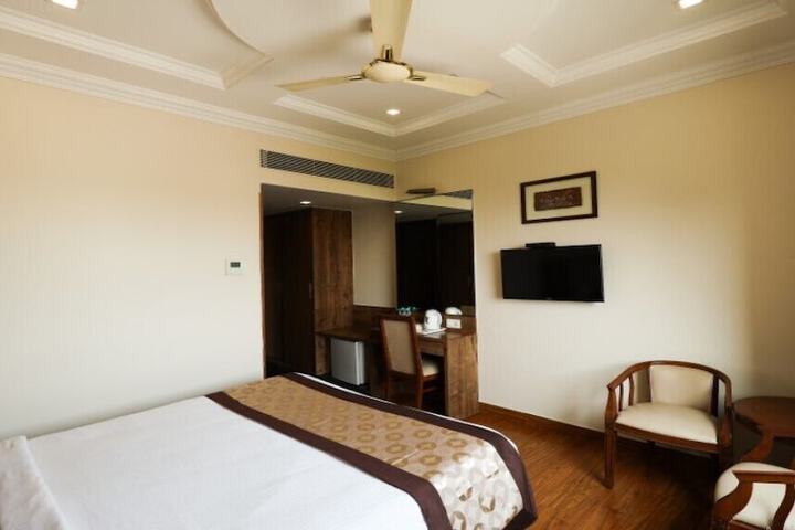 Room 4 of 9