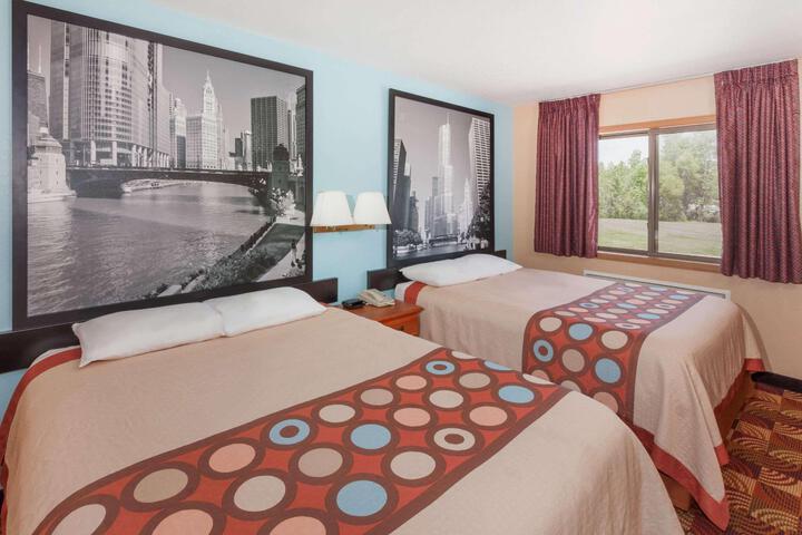 1 Queen Bed (7 of 15)