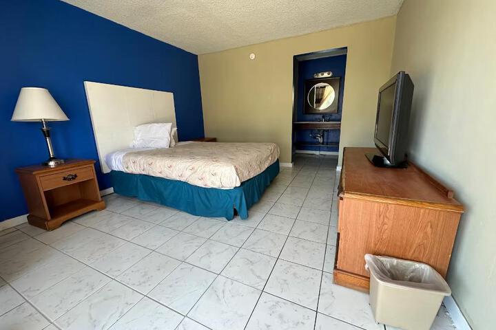 1 King Bed (1 of 4)