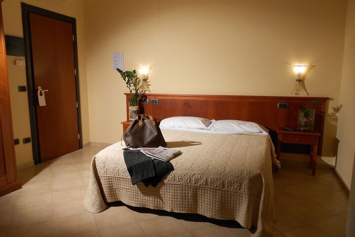 Room 7 of 74
