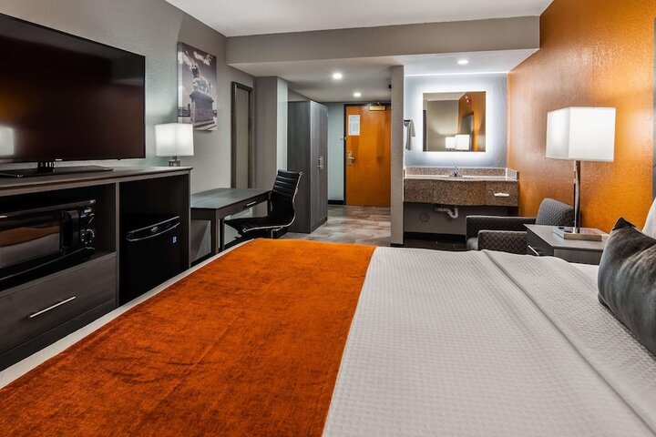 1 King Bed Microfridge Show Full Breakfast (7 of 11)