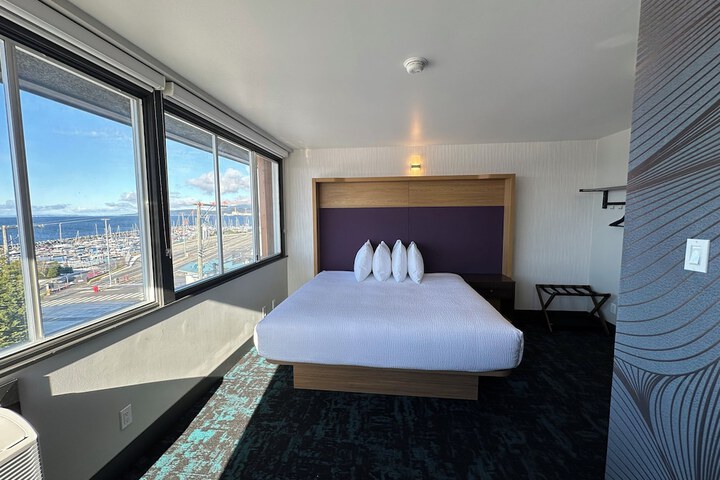 Room 12 of 34