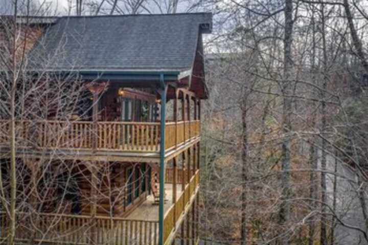 Truly Blessed 3 Bedrooms, Hot Tub, Sleeps 10