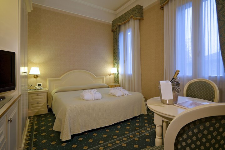 Room 5 of 45