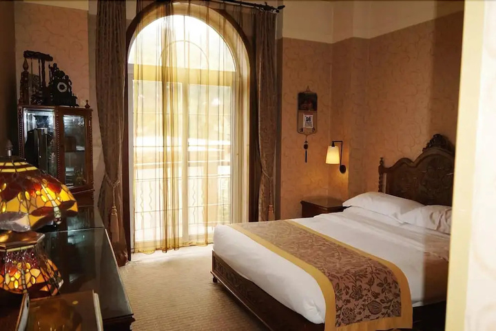 Room 4 of 9