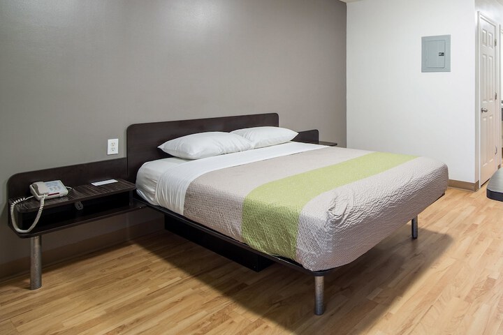 1 Queen Bed Kitchen (6 of 14)