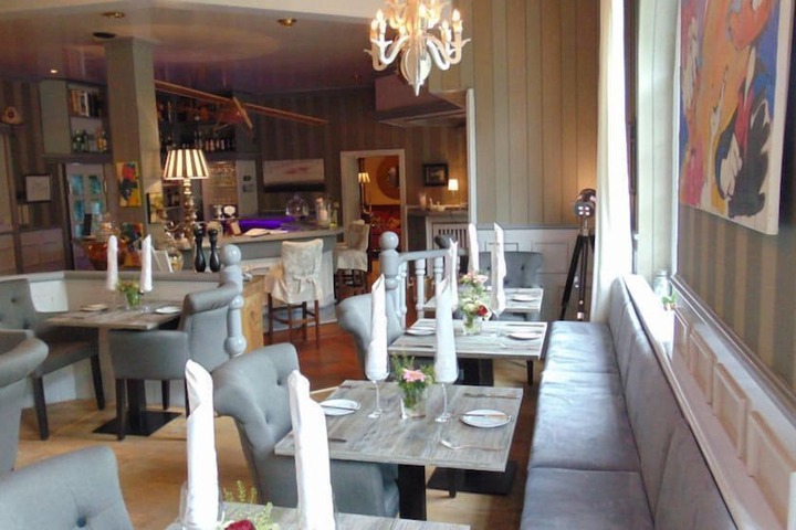Dining 36 of 68
