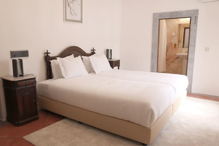 Room 2 of 25