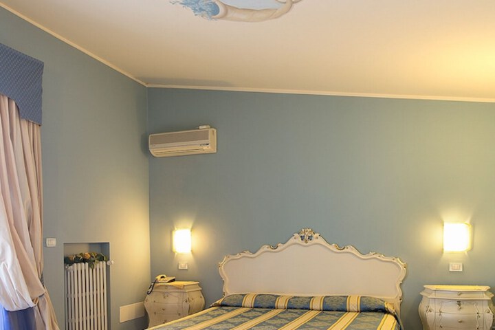 Room 17 of 99