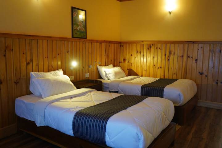 Room 4 of 9