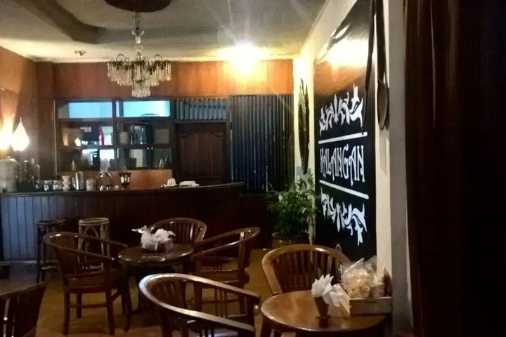 Dining 9 of 10
