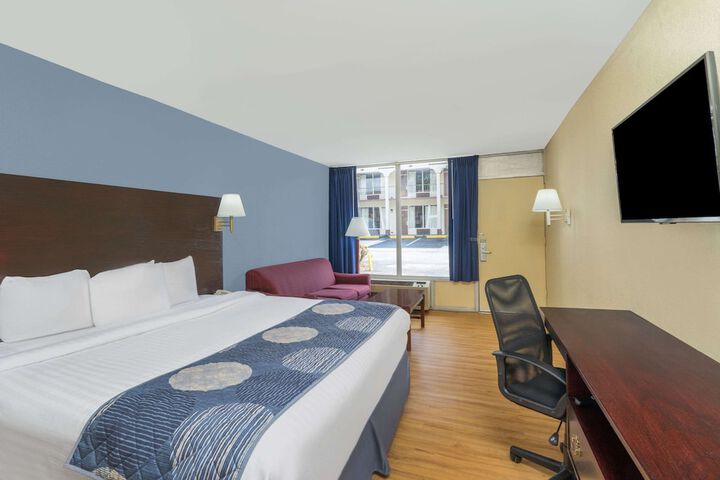 1 King Bed (4 of 6)