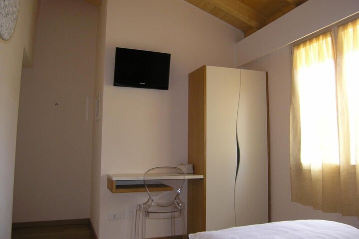 Room 7 of 25