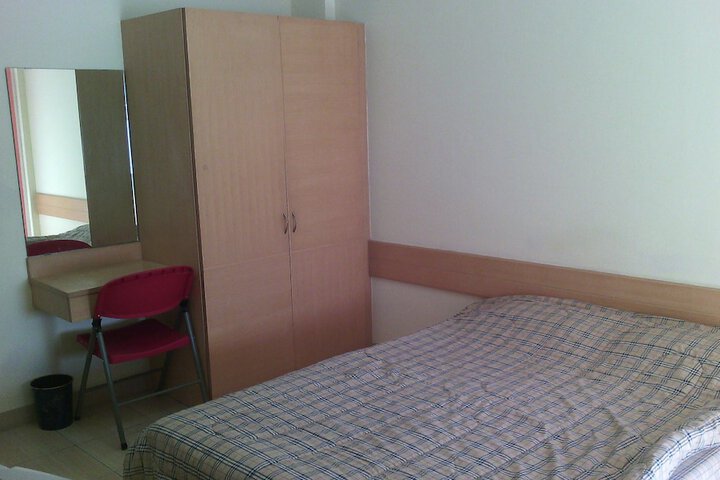 Room 7 of 13