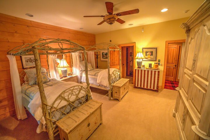 Room 9 of 42