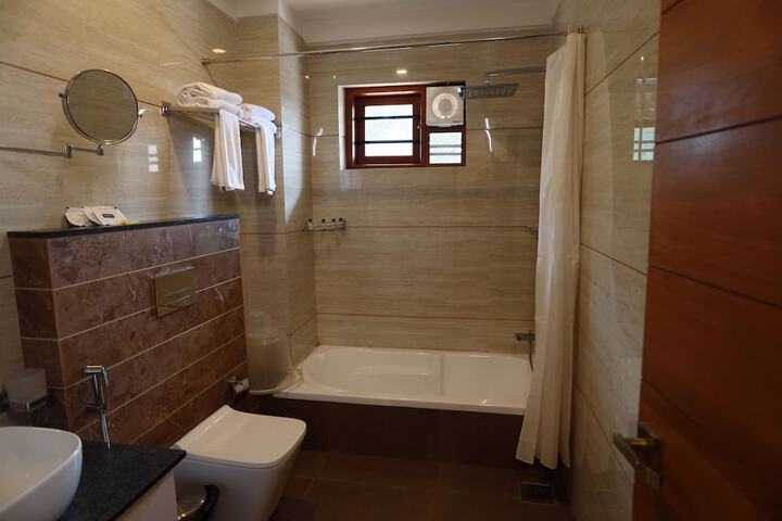 Room 5 of 8