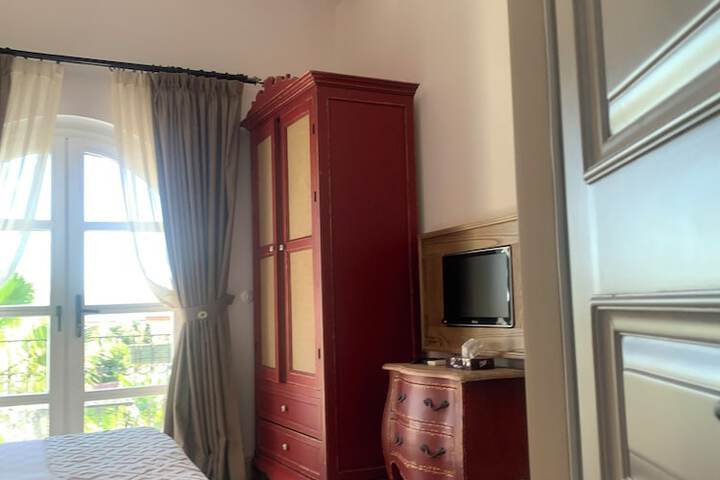 Room 13 of 80