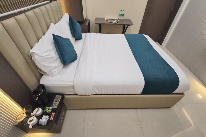 Room 9 of 16