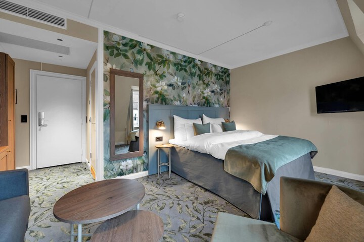 Room 16 of 76
