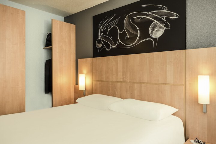 Room 4 of 96