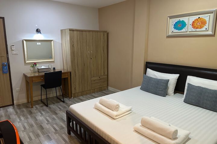 Room 5 of 10
