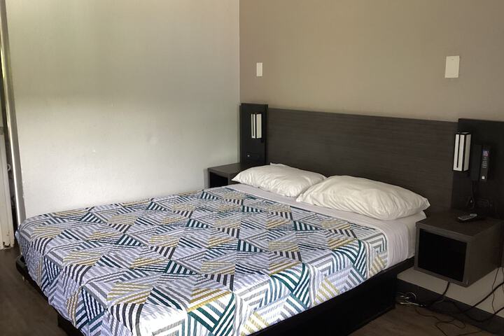 1 Queen Bed (4 of 21)