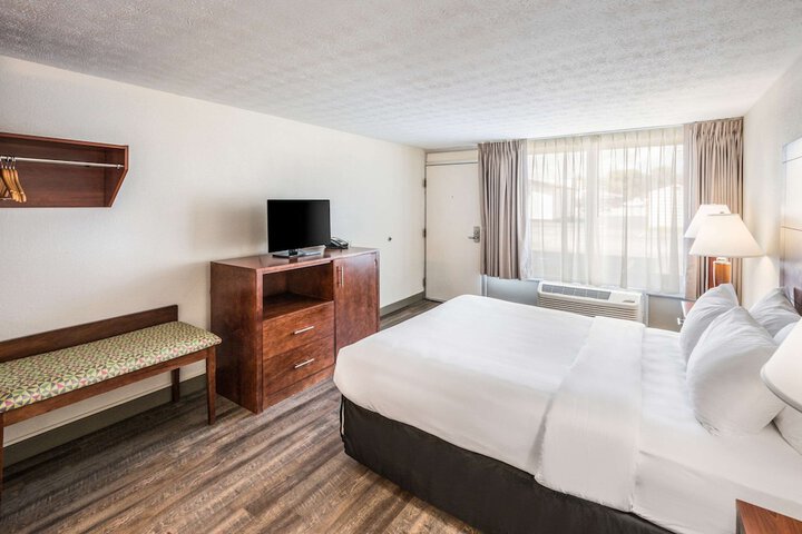 1 Queen Bed (5 of 14)