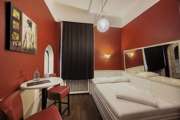 Room 7 of 12
