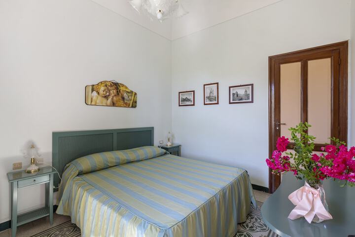 Room 10 of 32