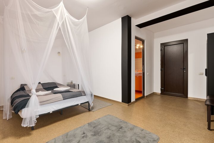 Room 8 of 30