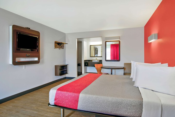 1 King Bed (10 of 12)