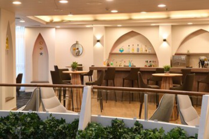 Lounge 4 of 23
