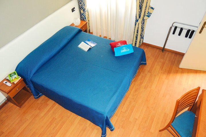 Room 6 of 90