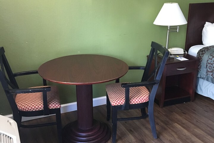 2 Double Beds Poolside Pet Friendly (1 of 11)