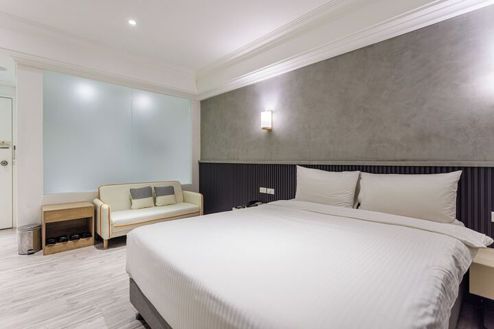 Room 13 of 18