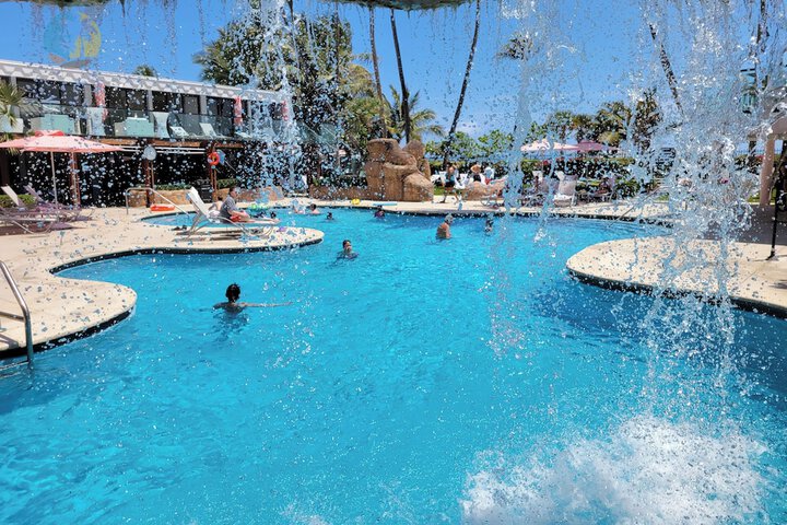 Deluxe Beach Resort - HORA RENTALS