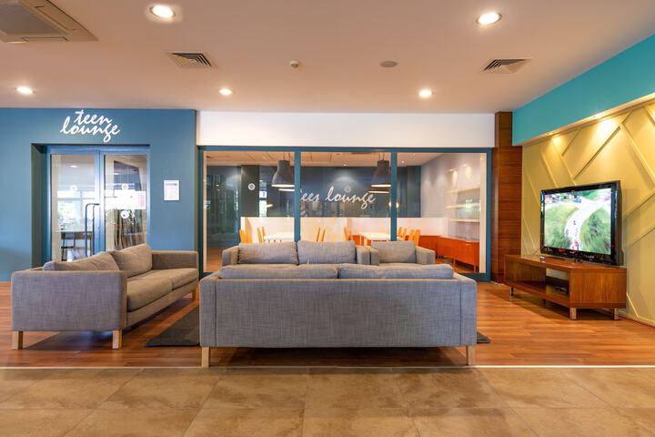 Lounge 146 of 196