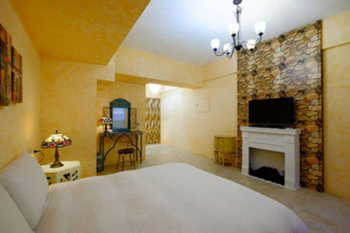 Room 6 of 19