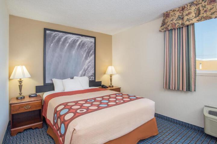 1 Queen Bed (1 of 7)
