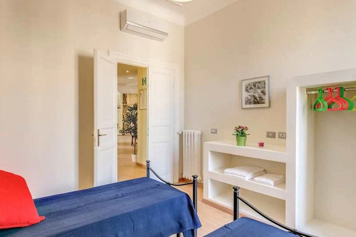 Room 6 of 10