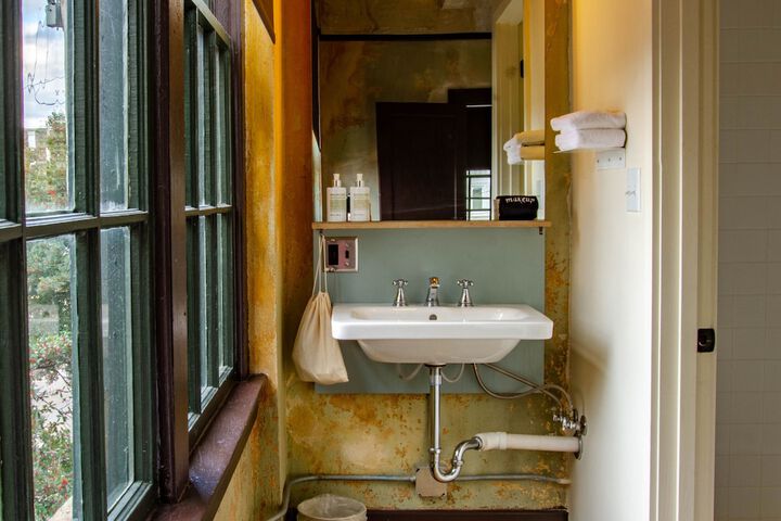 Bathroom sink