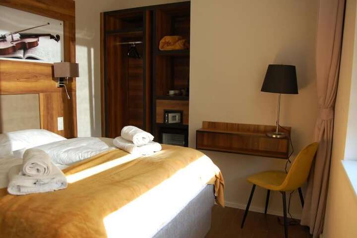 Room 4 of 67