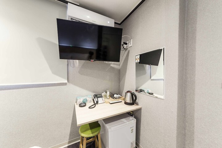 Room 8 of 20