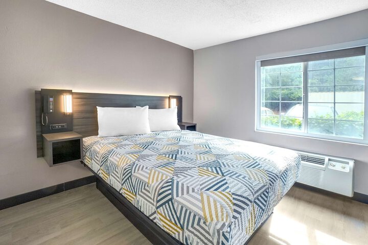 1 Queen Bed Kitchen (19 of 20)