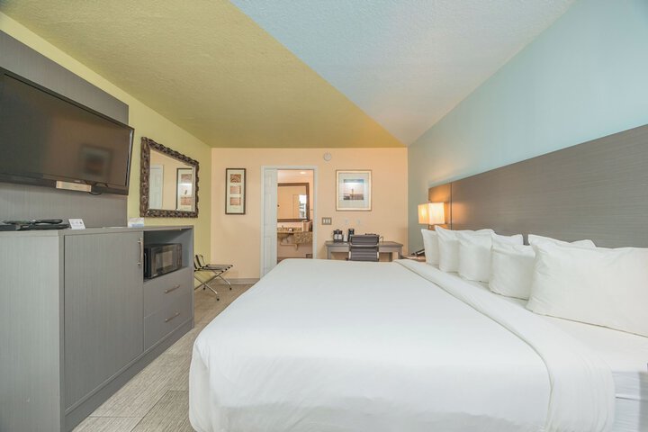 Deluxe Room 1 King Bed Accessible (22 of 22)
