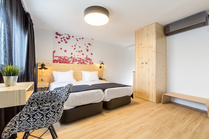 Room 6 of 25