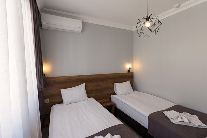 Room 6 of 28