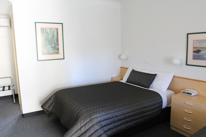 Room 6 of 28
